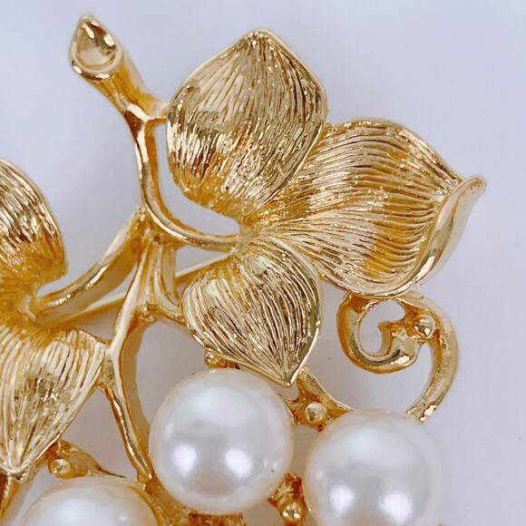 Vintage Gold Tone Faux Pearl Grape Cluster Brooch Mid Century Autumn Fall Pin - Picture 5 of 9